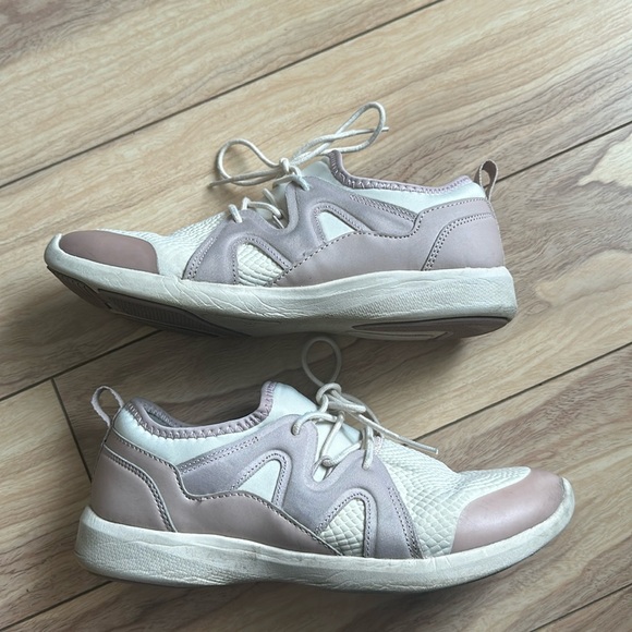 Vionic Sneakers - Picture 2 of 5